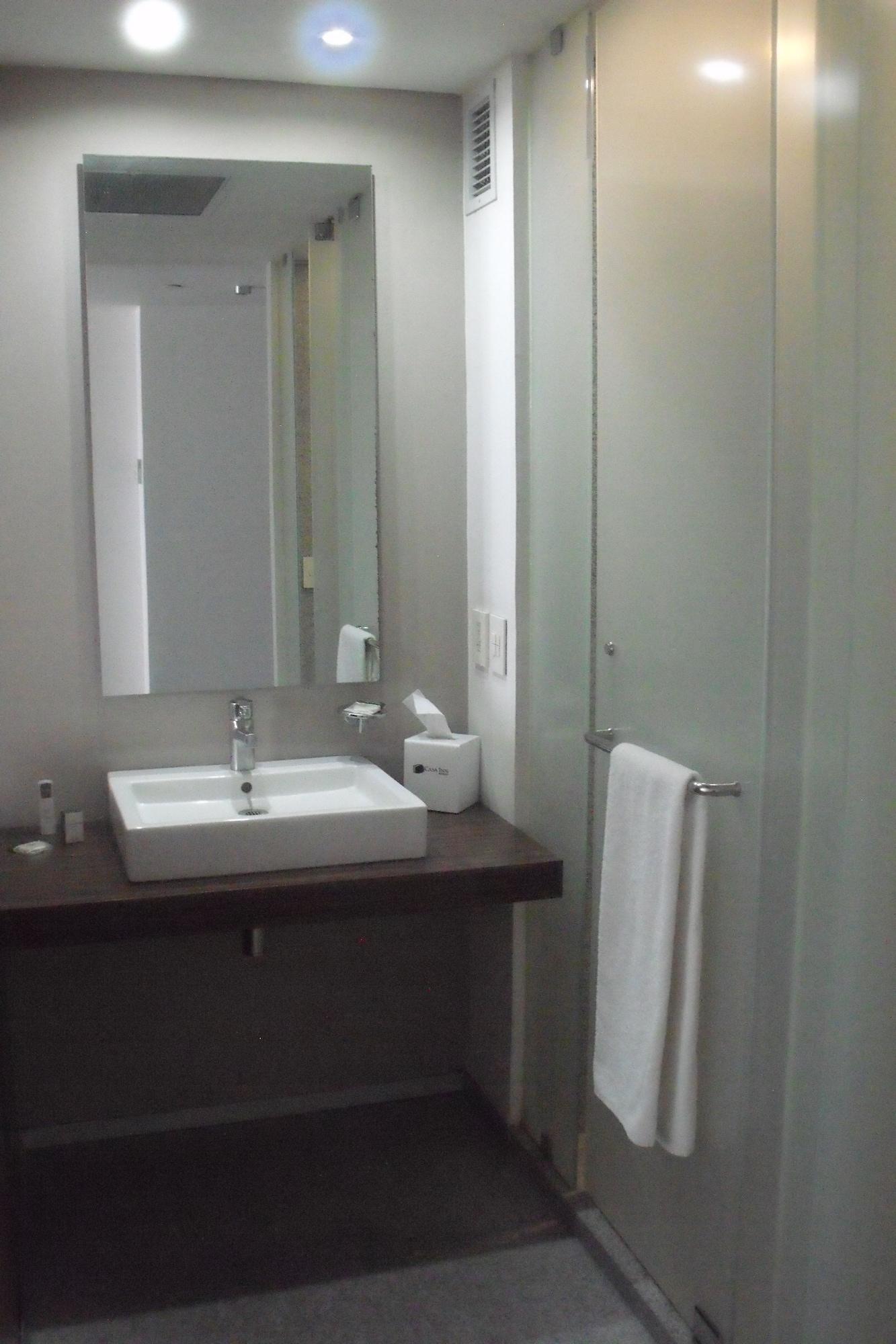 Casa Inn Premium Hotel Queretaro Miranda Zewnętrze zdjęcie A bathroom in a hotel
