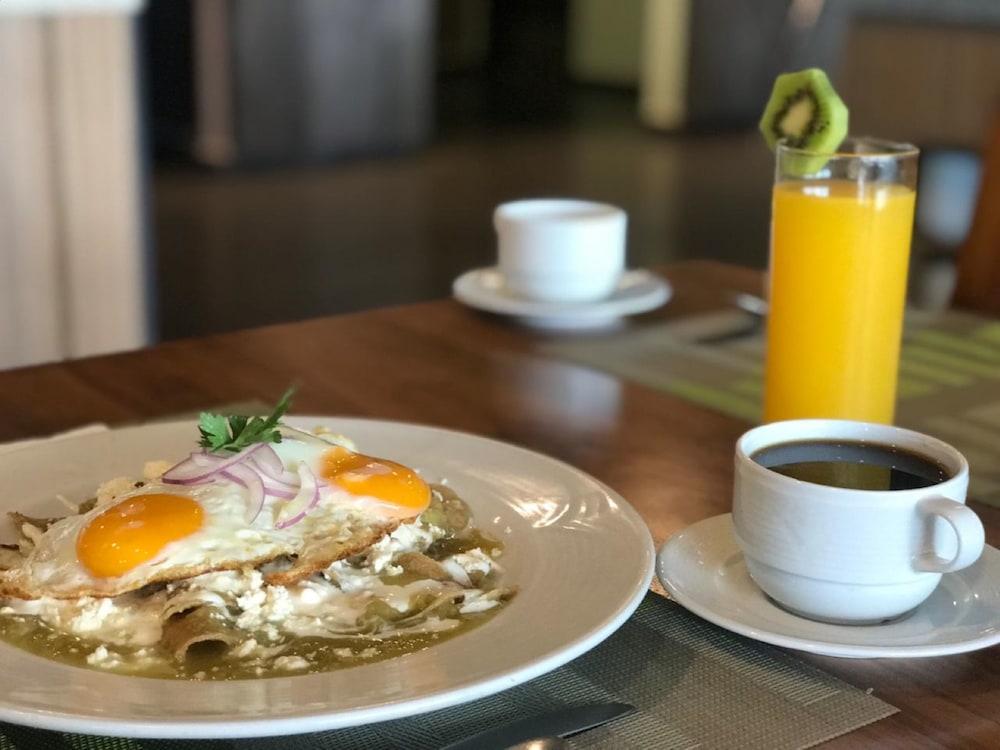 Casa Inn Premium Hotel Queretaro Miranda Zewnętrze zdjęcie Huevos rancheros