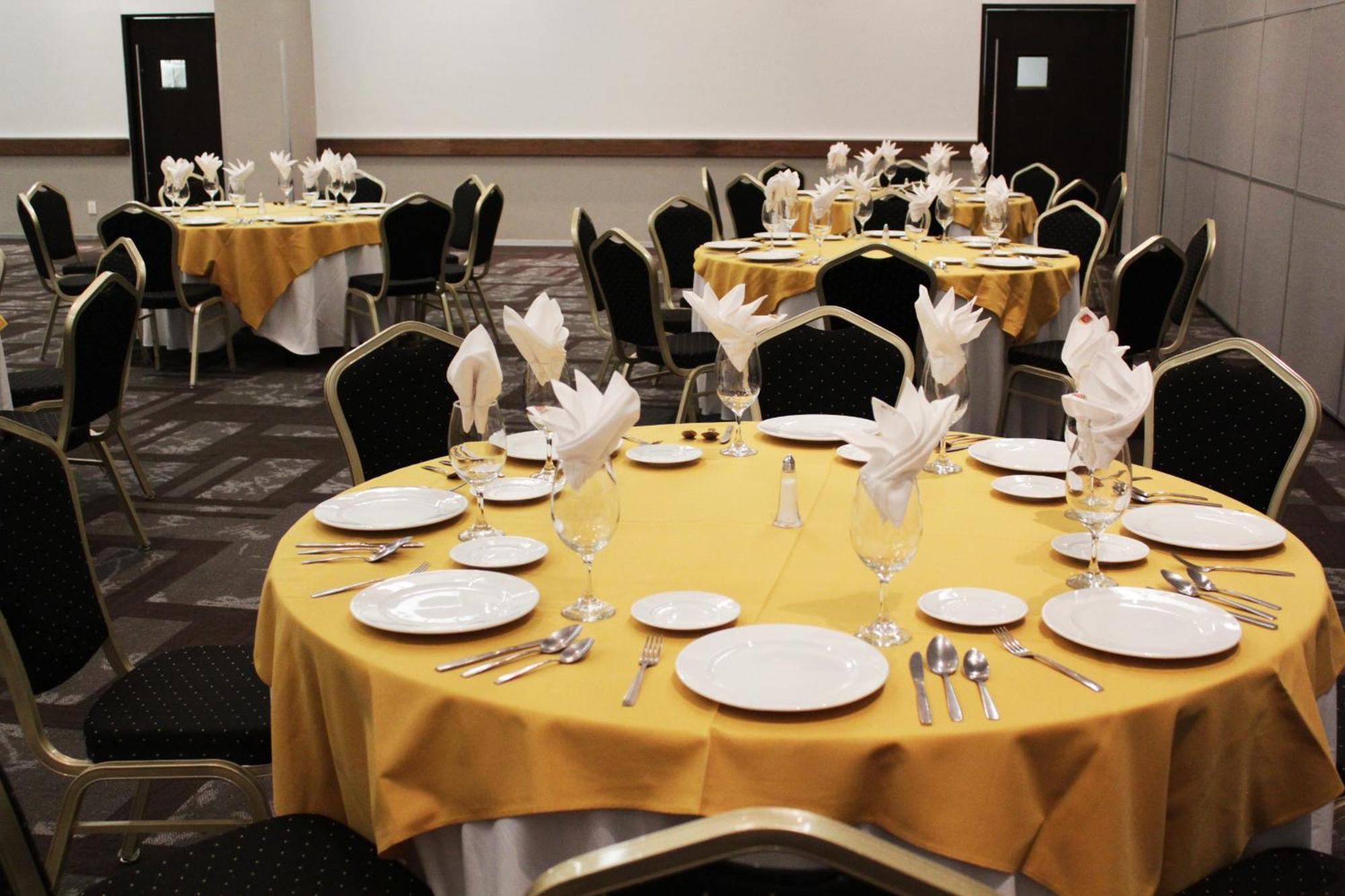 Casa Inn Premium Hotel Queretaro Miranda Zewnętrze zdjęcie A table set for a formal dinner