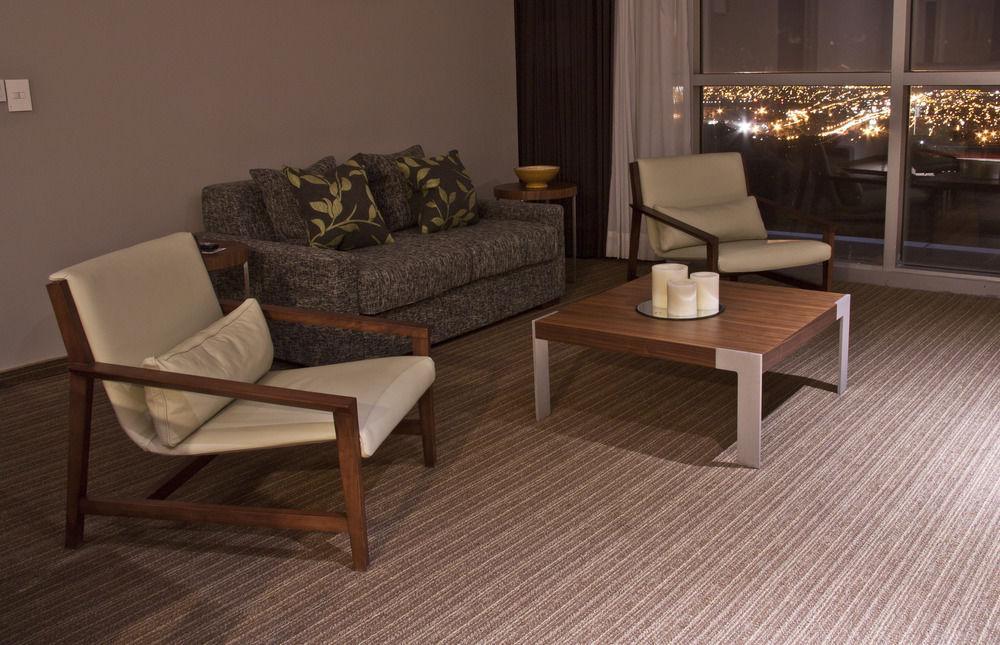 Casa Inn Premium Hotel Queretaro Miranda Zewnętrze zdjęcie A room with carpet