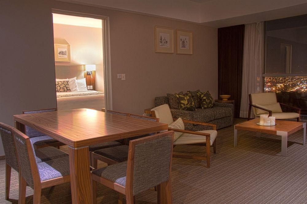 Casa Inn Premium Hotel Queretaro Miranda Zewnętrze zdjęcie A suite at the Hilton London Heathrow